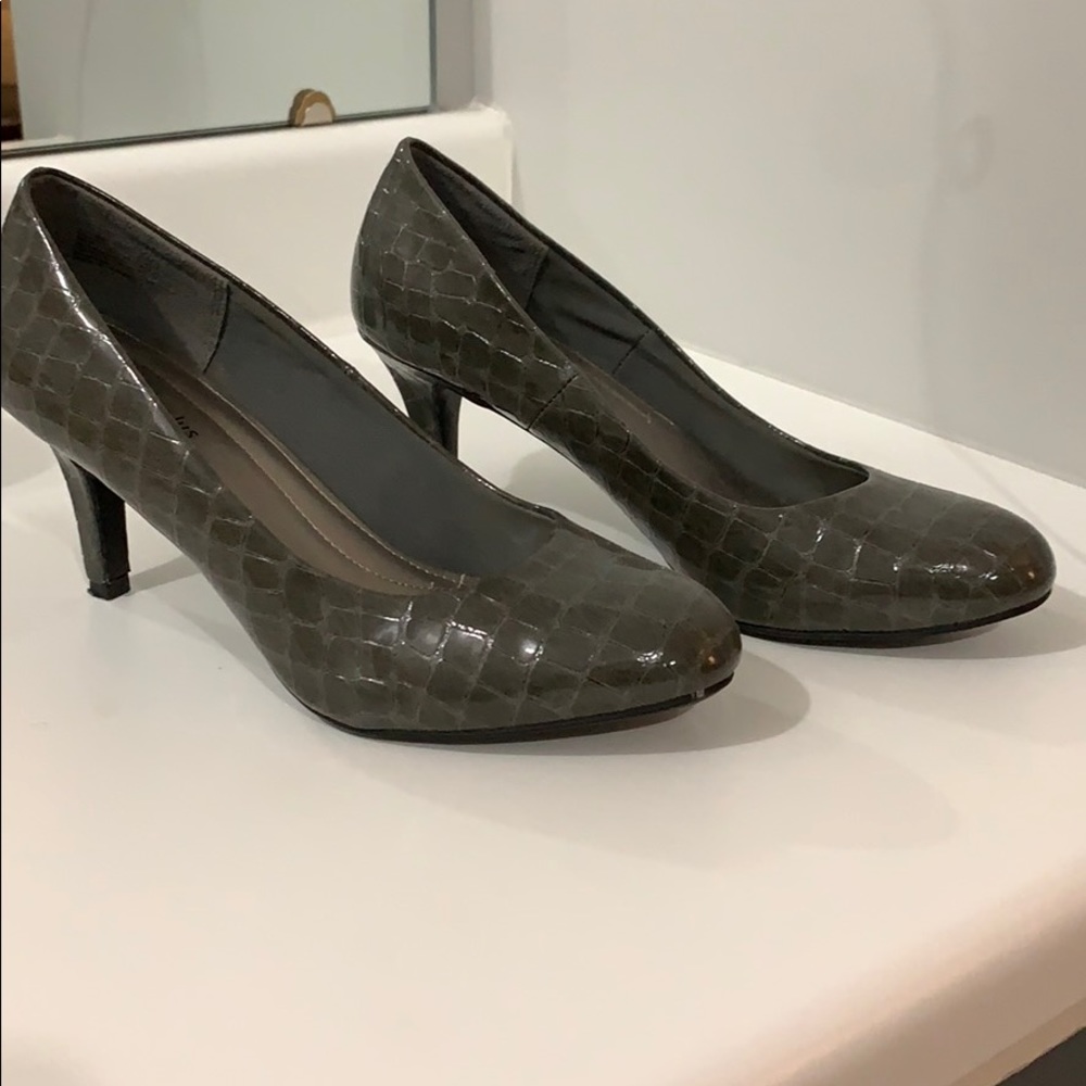 comfort plus by Predictions Olive Croc-Embossed Kitten Heel Pumps